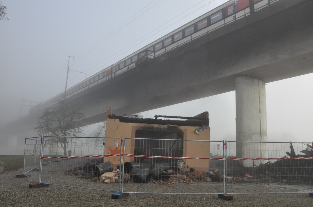 Über dem zerstörten Brandhaus steht eine SBB-Brücke, die arg in Mitleidenschaft gezogen wurde