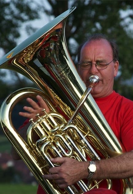Hanspeter Adank pustet leidenschaftlich gerne in seine Tuba. zvg