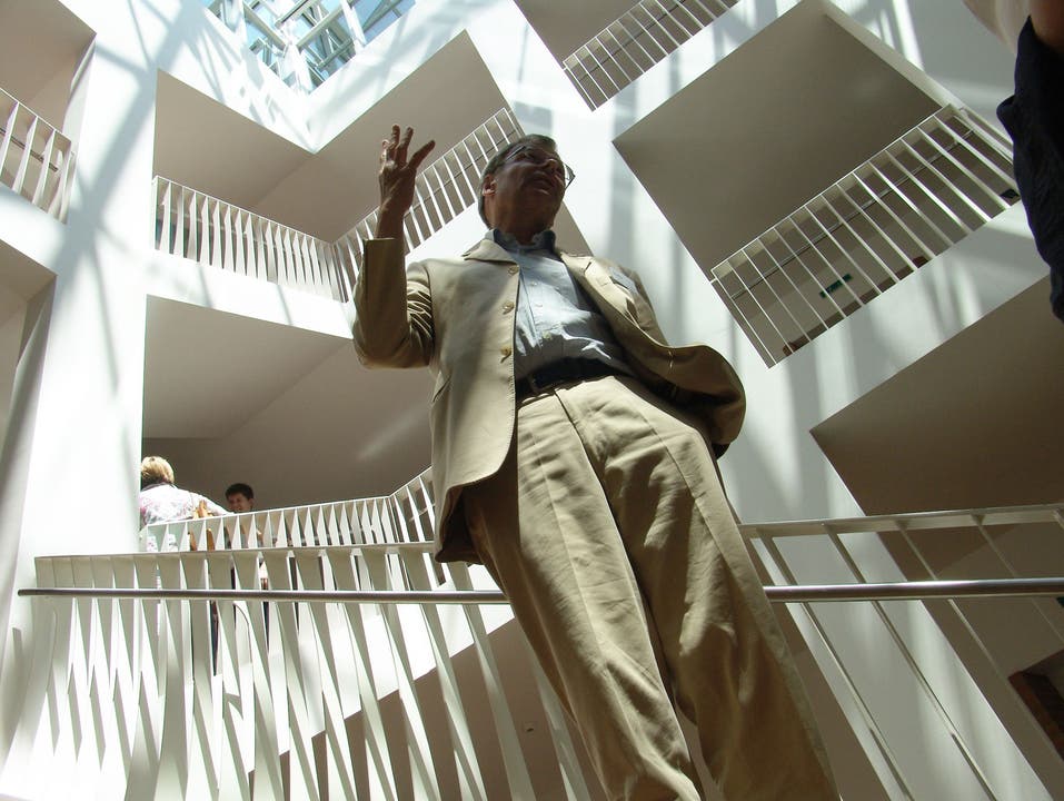 Stadtpräsident Otto Müller auf der Treppe der imposanten Architektur