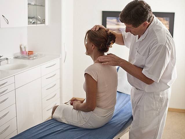 Ein Hausarzt behandelt eine Patientin mit Rückenschmerzen (Symbolbild, Archiv)