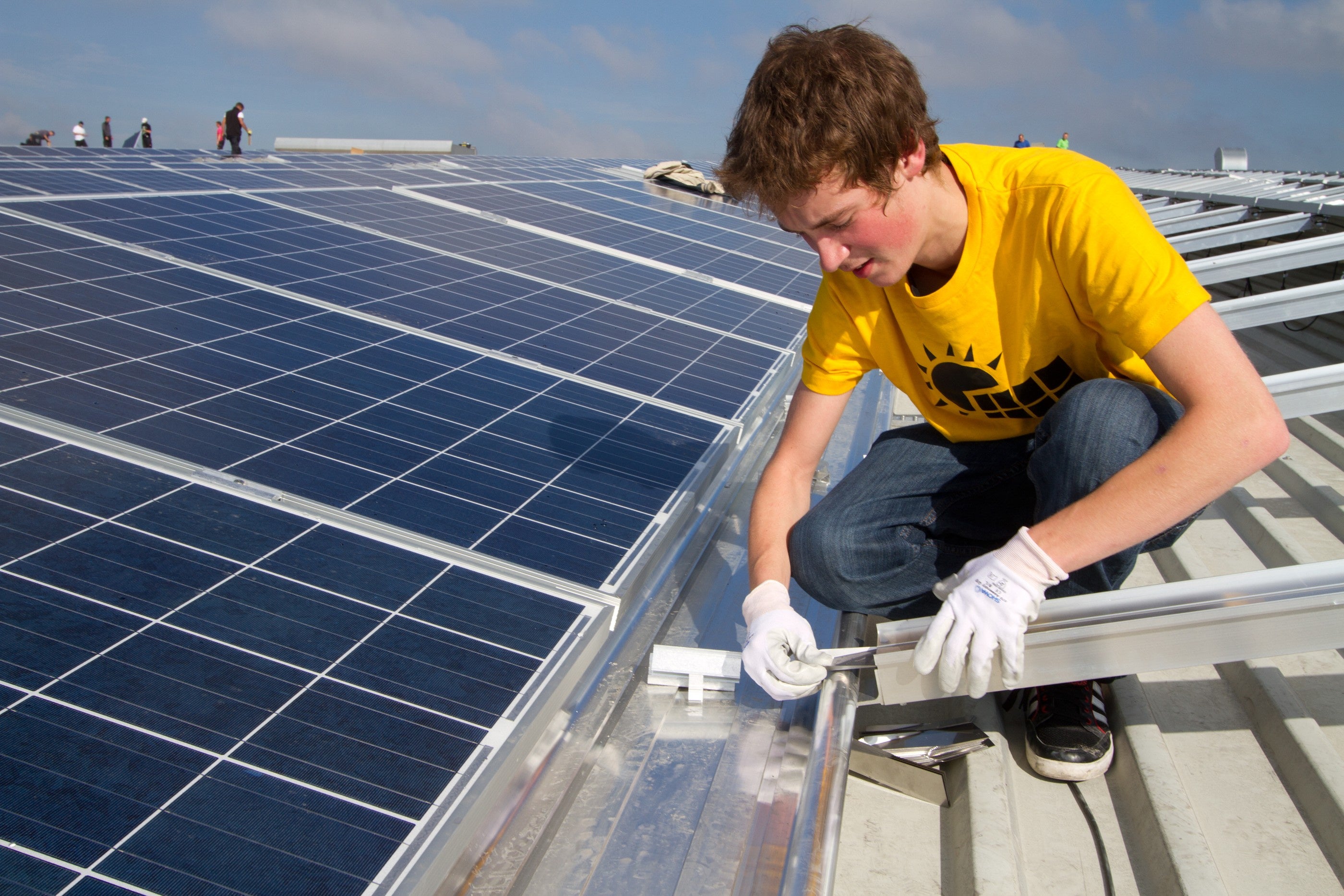 Bildstrecke - Bei Der Montage Der Solarpanels Auf Der Ferrohalle B In ...