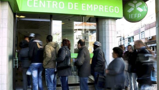 Arbeitslose stehen in Lissabon vor einem Arbeitsamt an. (Archiv)