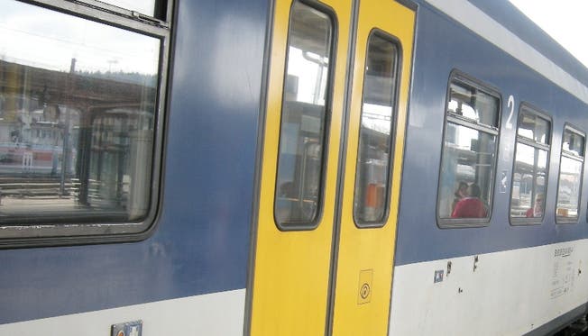 Die drei Täter bedrängten und beraubter ihr Opfer im Regionalzug zwischen Grenchen und Solothurn