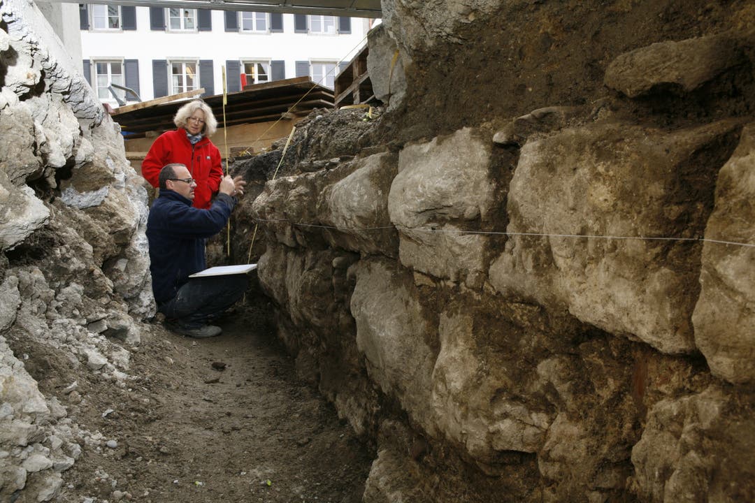  Ylva Backman (wissenschaftliche Mitarbeiterin) und Carmelo Porto (archäologischer Ausgräber) untersuchen die Fundstelle an der Berntorstrasse.