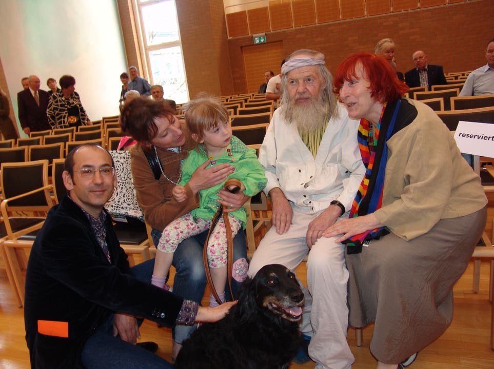 Bruno Weber mit Familie bei der Verleihung des Dietiker Kulturpreises im Stadthaus im April 2011. Gleichzeitig konnte der Künstler seinen 80. Geburtstag feiern. fuo