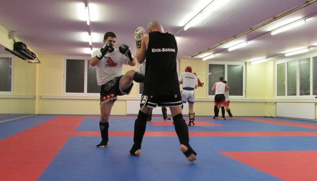 Manuel Brunner (von vorne) und ein Kollege beim schweisstreibenden Kickbox-Training in Derendingen.
