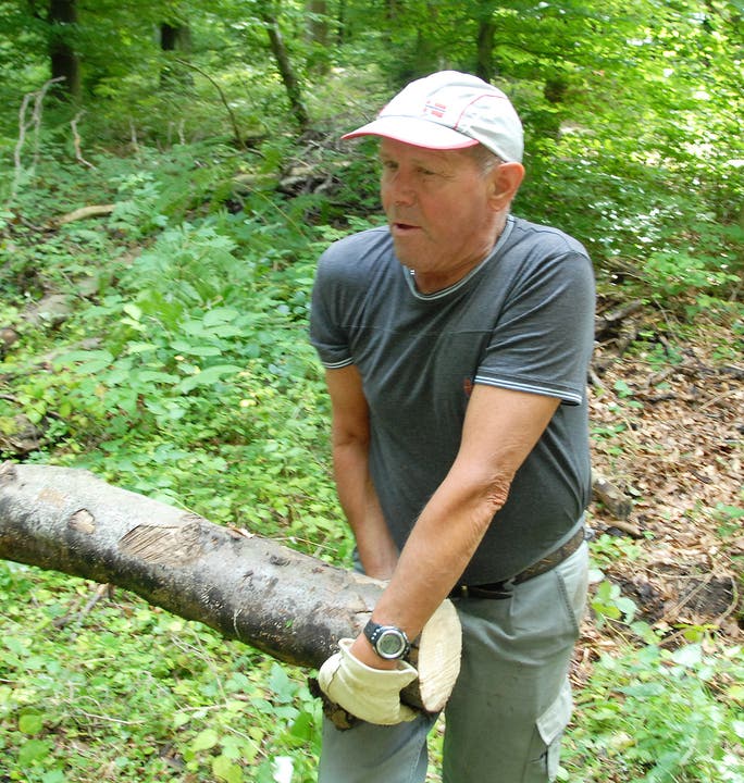 Jakob Wisler (Rentner) ist mit vollem Einsatz dabei «Ich helfe hier mit, damit es wieder ein Feuer gibt. Ich arbeite gerne im Wald und freiwillige Helfer sind immer gesucht.»