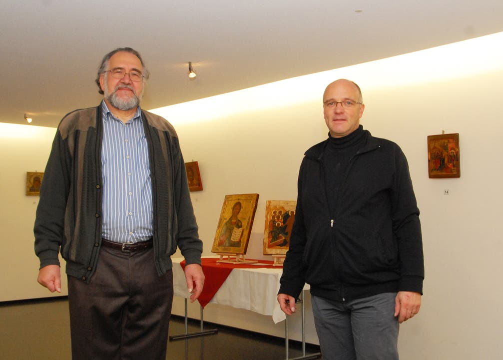 Die Theologen Ulrich Obrist (li.) und Jürg Hermann in der Ikonen-Ausstellung.