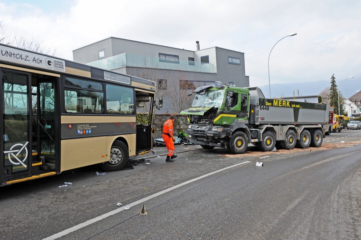 Bildstrecke - Busunglück Bei Zollikon Fordert Mehrere Verletzte