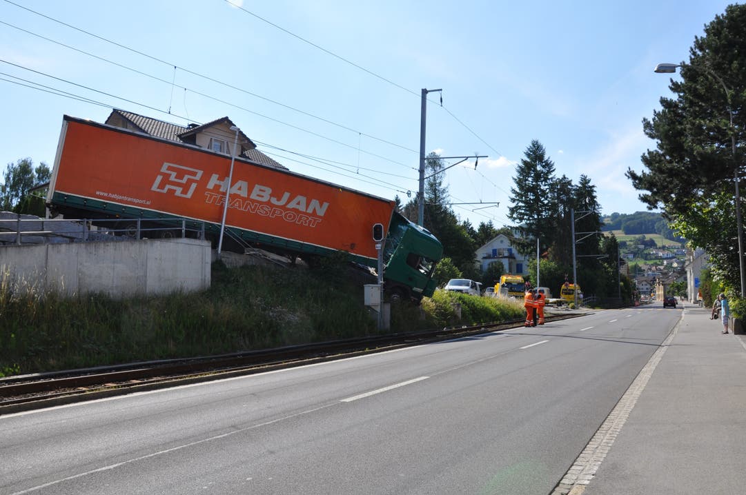 Bildstrecke Spektakularer Unfall Eines Lastwagens In Beinwil Am See