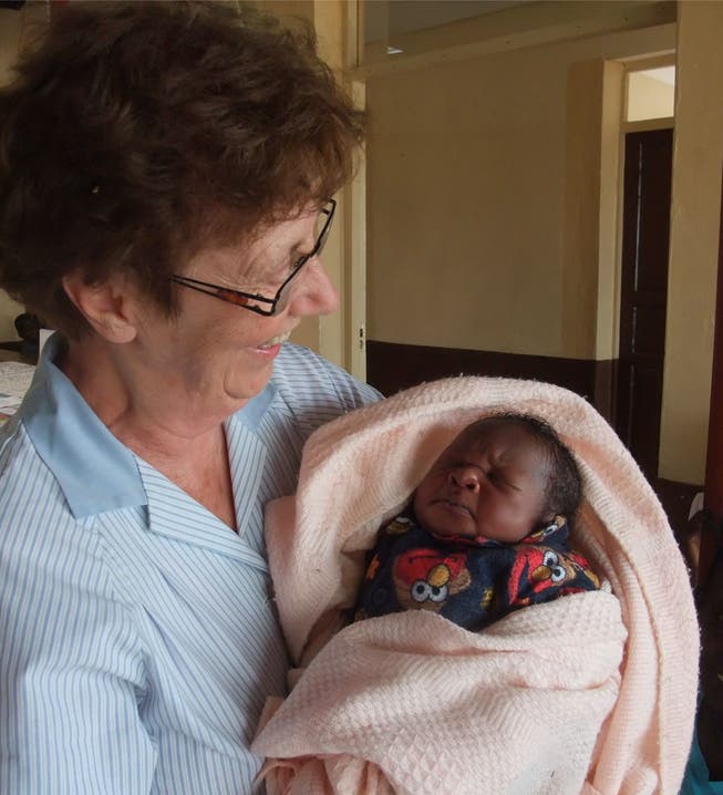 Elsy Amsler mit einem kenianischen Neugeborenen.