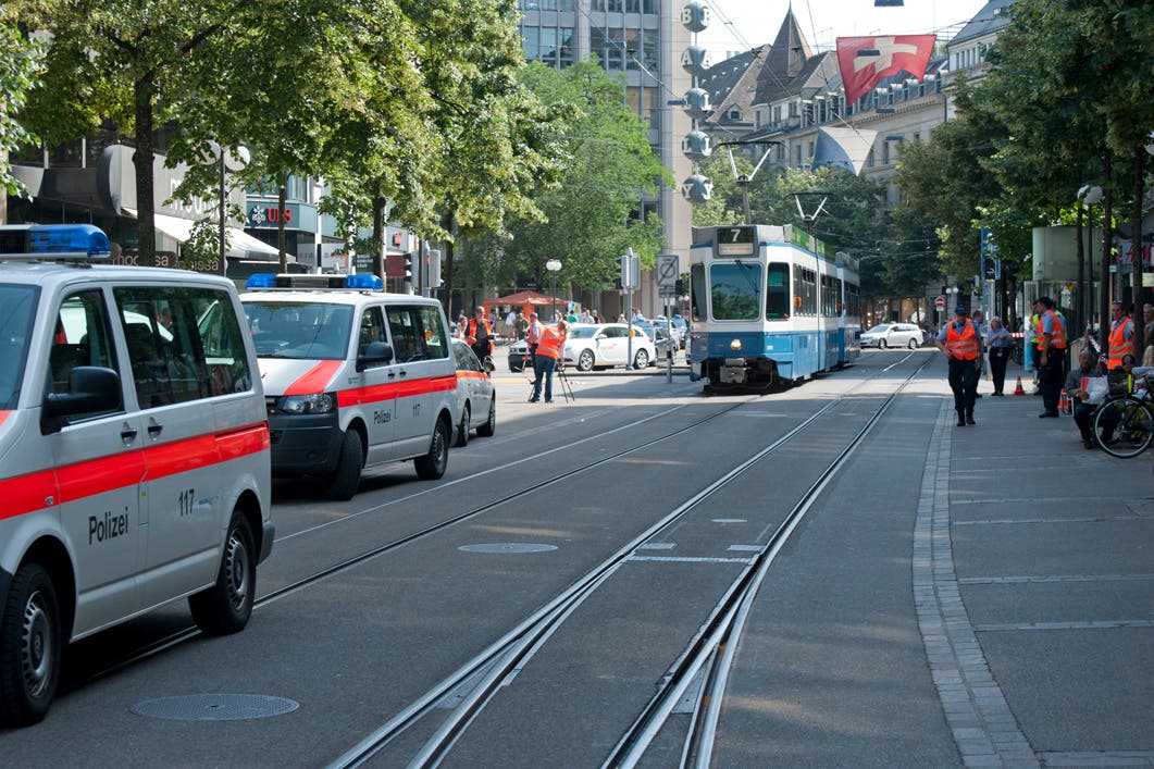 Tram kollidiert in Zürich mit Velofahrer