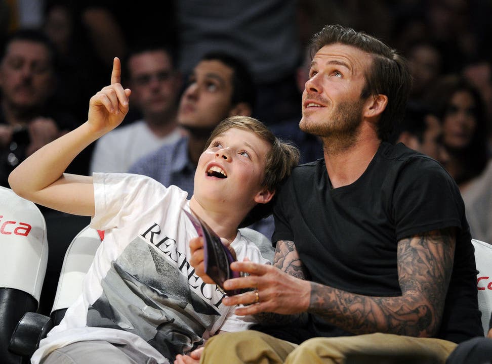  Brooklyn und David Beckham verfolgen ein Baskeball-Spiel der Los Angeles Lakers
