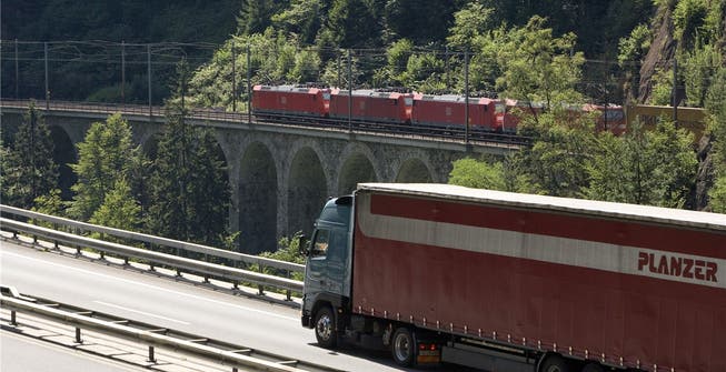 Heute transportiert die Dietiker Firma Planzer zwei Drittel der Güter auf der Schiene, ein Drittel auf der Strasse. Mit dem geplanten Umzug ins Niderfeld soll diese Verteilung laut Geschäftsführer Nils Planzer noch verbessert werden.