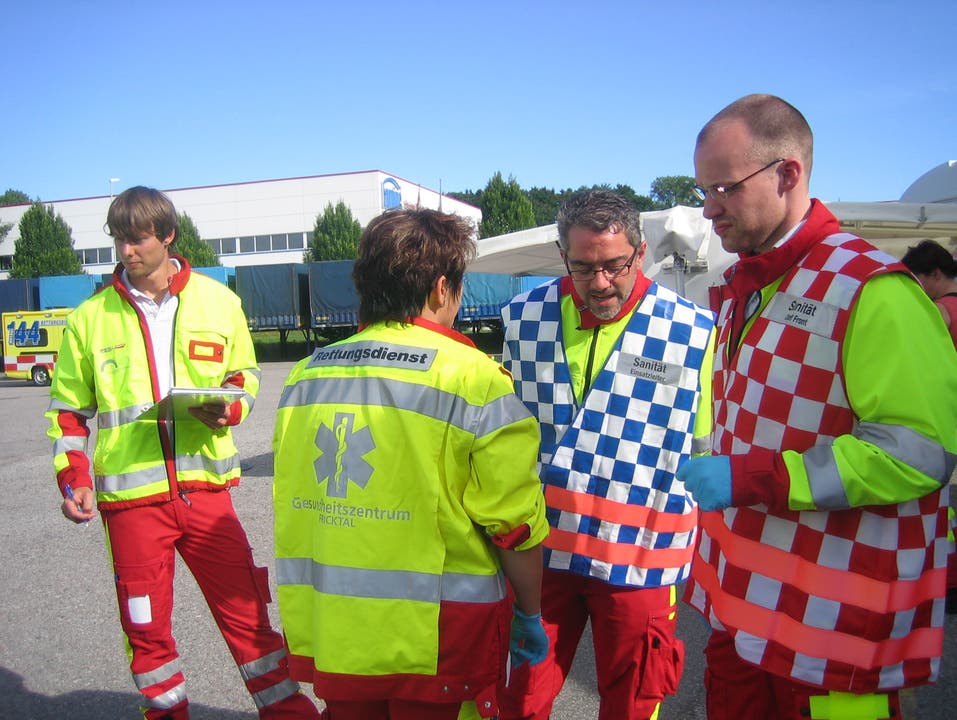 Rettungsdienst und Sanitäter besprechen den Aufbau des Verwundetennestes.