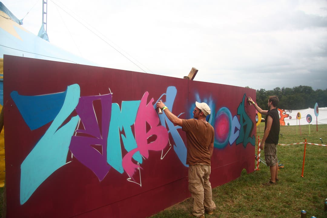 Auch Graffiti-Kunst ist am Zamba Loca willkommen - zwei Sprayer geben ihr Handwerk zum Besten