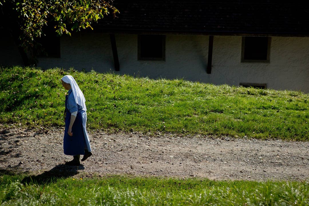 Eine Klosterfrau auf dem Weg in den Hof