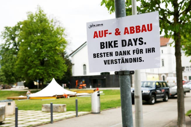 Die Bike-Days-Organisatorin FAF AG informiert nicht nur auf Handzetteln für Anwohner über das Grossevent, sondern auch auf Schildern.