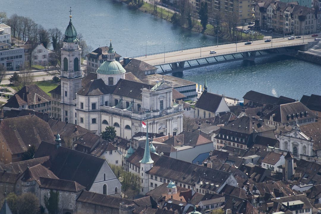  Dass die Kirche auch gegenüber der weltlichen Politik Übermacht hat, zeigt sich aus Feng-Shui-Sicht am Vergleich Kathedrale-Rathaus (vorne mit Solothurner Fahne). (Foto: Simon Dietiker)