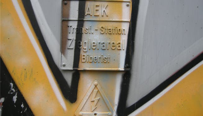 Tafel an Transformatorhaus am Biberister Lunaweg: Die AEK liefert auch Konkurrentin EVB den Strom.