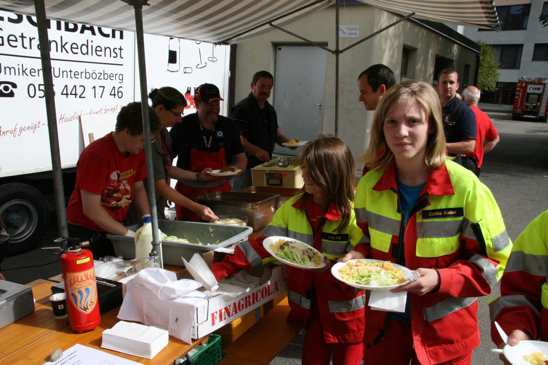 Hörnli, Ghackets und Salat liessen sich die jungen Feuerwehrleute schmecken