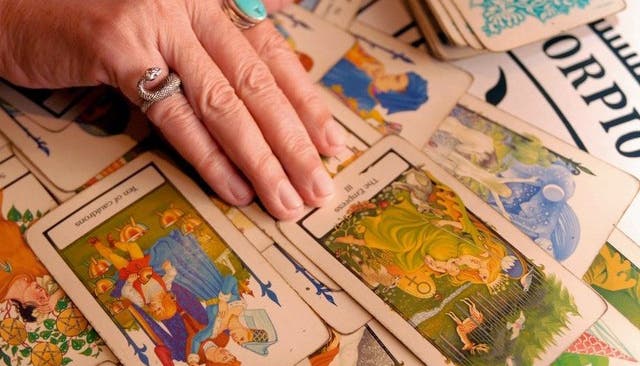Eine Frau liest aus Tarot-Karten die Zukunft (Symbolbild)
