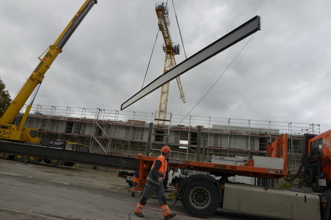 Stahlträger kommen auf neue Mehrfachsporthalle in Biberist