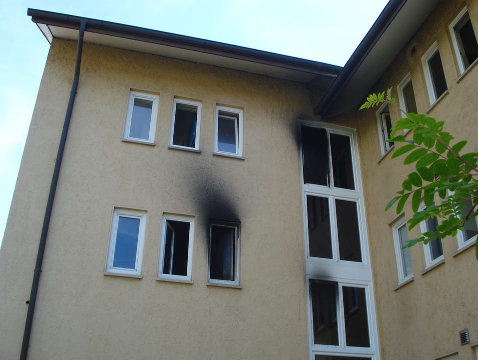 Die Spuren des Brands sind auch auf der Rückseite des Hauses zu sehen.