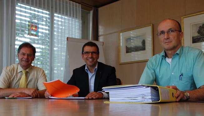 Gemeindeammann Walter Dubler, Vizeammann Matthias Jauslin und Finanzverwalter Gregor Kaufmann präsentieren den Finanzplan. fh