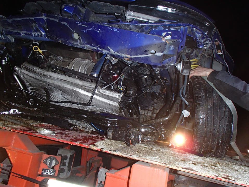 Selbstunfall in Frick: Autofahrer prallt in Findling