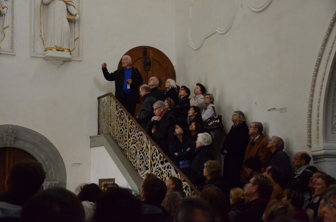 Bevor die Besucher über diese Treppe in die Mönchszellen gelangten, die heute als Mediothek genutzt werden, erläutert Alfred Hämmerli den Stukkaturenschmuck im Seitenflügel der Mönchskirche.