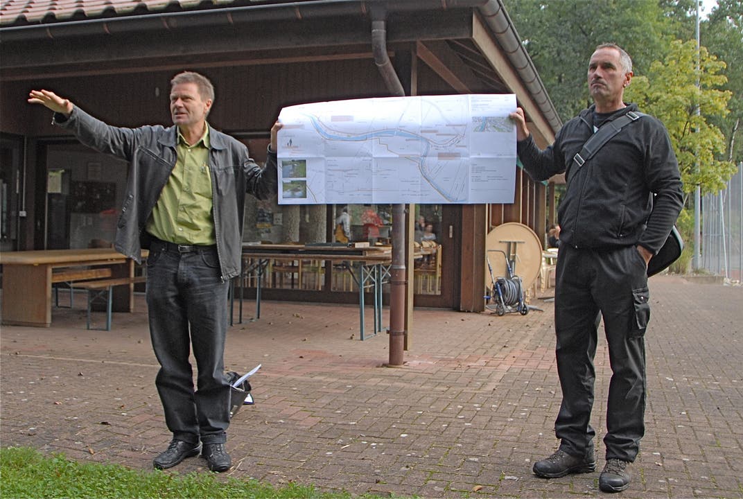 Felix Naef und Meinrad Keller zeigen den Plan mit den Details zur Surbaufwertung