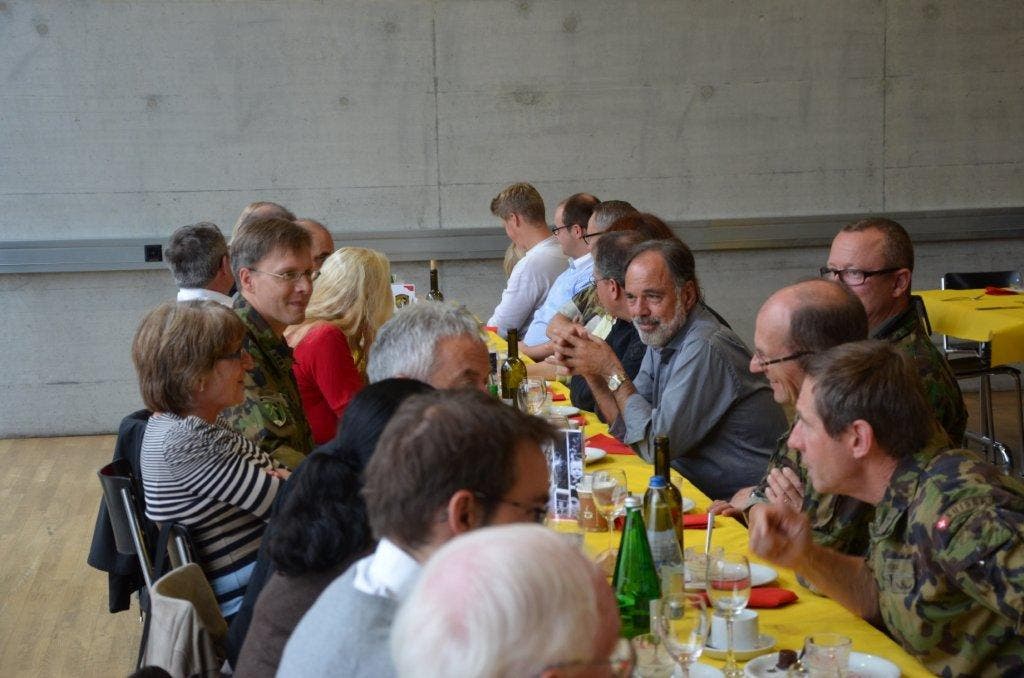 Brugger Einwohnerratspräsidentin Kister-Wuffli (links) und Windischer Gemeindeammann Scheiwiler (rechts) beim Mittagessen mit dem Kommandanten Nico Jungo(Mitte).