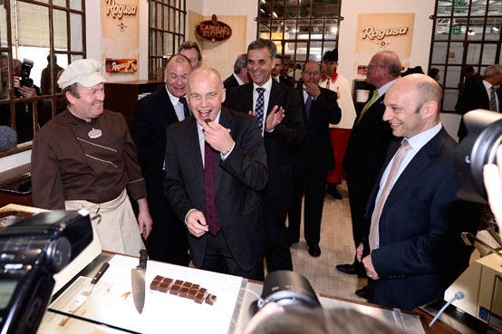 Grosses Medieninteresse am Stand von Chocolats Camille Bloch, wo BR Ueli Maurer selber Schokolade ruehrt, giesst und schneidet und probiert.