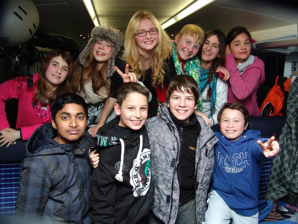 Vergnügte Heimfahrt der Kantischülerinnen in der Rhätischen Bahn nach Chur