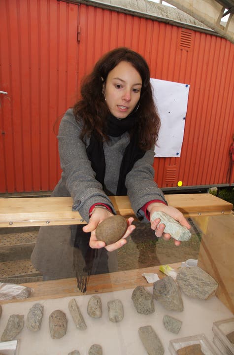 Jenny Bodenmann erklärt, wie die Steine grob bearbeitet werden.