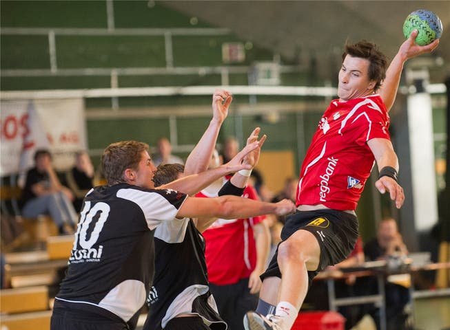 Martin Beer (rechts) vom TVS zeigt an, wo es mit dem Solothurner Handball hingeht: Aufwärts.