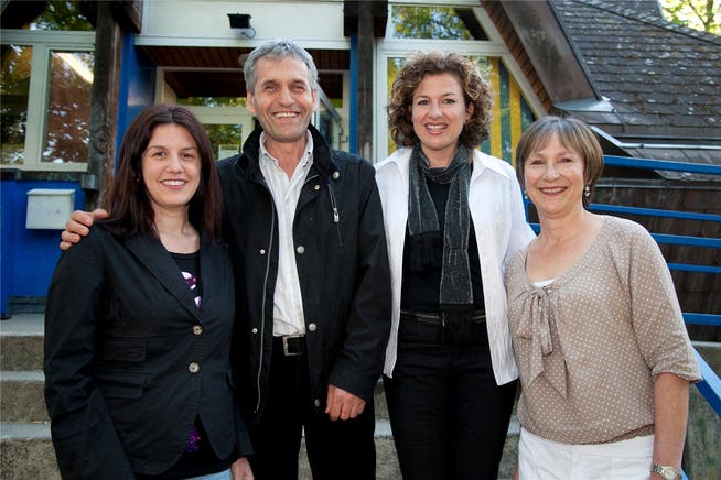 Elisabeth Egli (r.) mit Muhamet Januzaj und den neuen Vorstandsmitgliedern Emanuela Libertini und Belinda Macia.