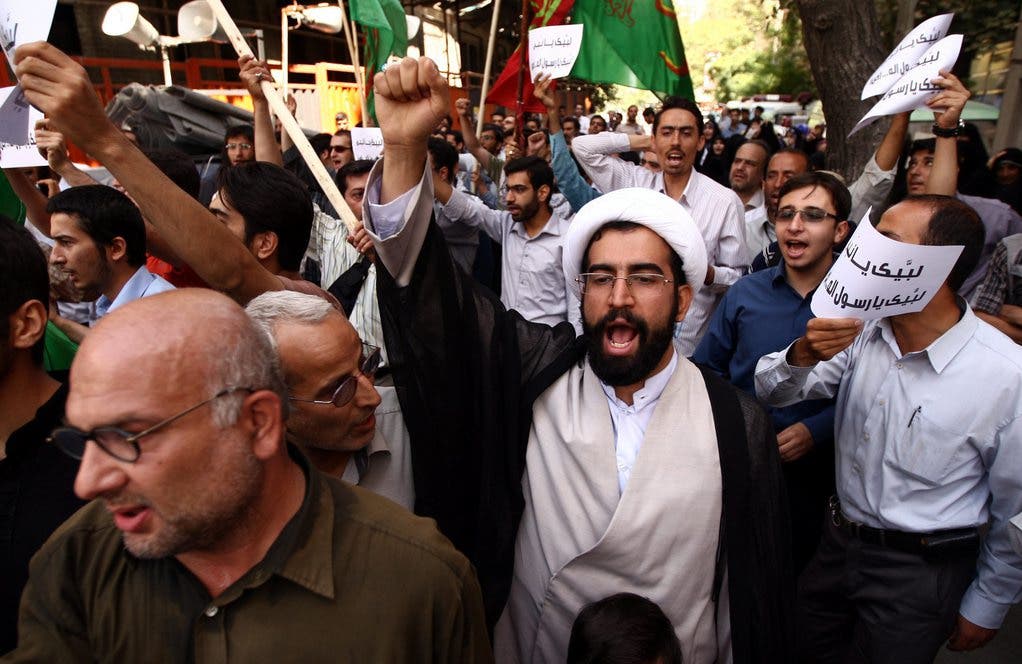 Mehrere hundert junge Leute haben vor der Schweizer Botschaft in Teheran gegen den Satirefilm über Mohammed protestiert.