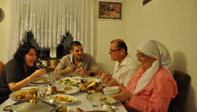 Gute Stimmung bei Familie Özmen, die nach einem Fastentag das feine Essen geniesst, das Mutter Nihal gekocht hat. Corinne Rufli