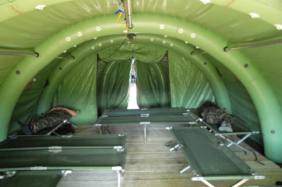 Zelt mit zwei schlafenden Soldaten