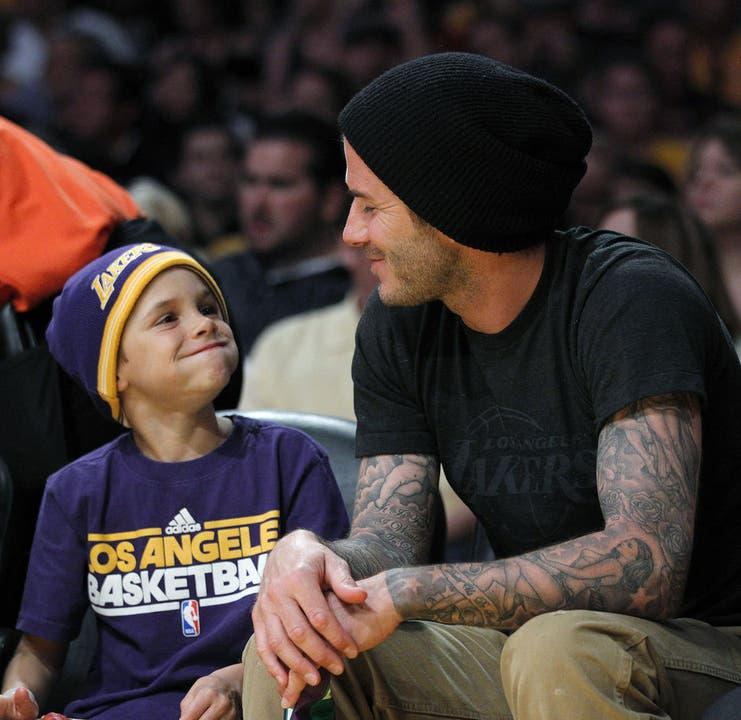  März 2011: David Beckham mit Sohn Romeo an einem Basketball-Spiel der Lakers