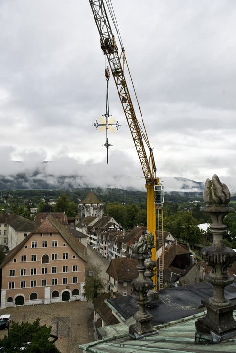 Das Eisenkreuz schwebt hoch über Solothurn