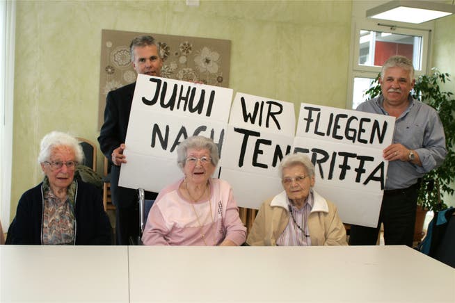 Ida Grogg (92), Emilie Heiligtal (83) und Mina Affolter (95) (v.l.) fliegen nach Teneriffa. Organisiert haben die Reise Beat Hirschi (l.), Alterszentrum Jurablick in Niederbipp, und Christian Zaugg, Alterszentrum am Dorfplatz in Lotzwil.