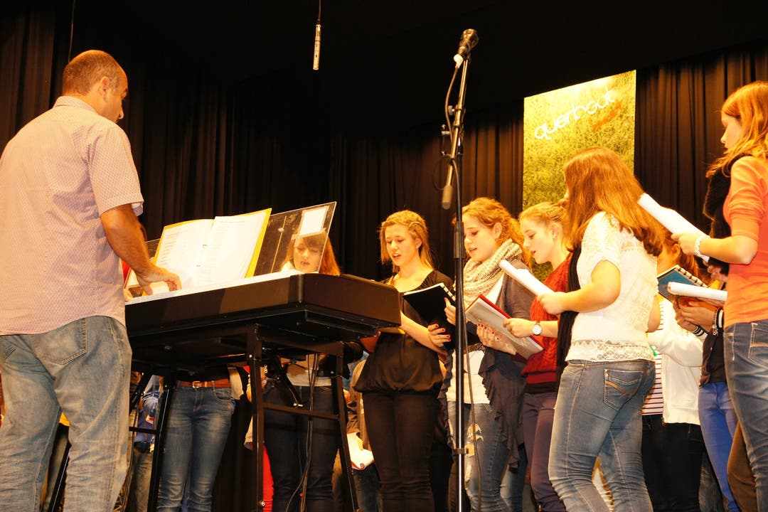 Der Jugendchor unter der Leitung von Marc Halter. Fast 60 Jugendliche singen mit.