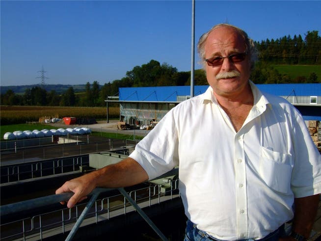Renato Sinelli vor der Abwasserreinigungsanlage in Ehrendingen. dpo