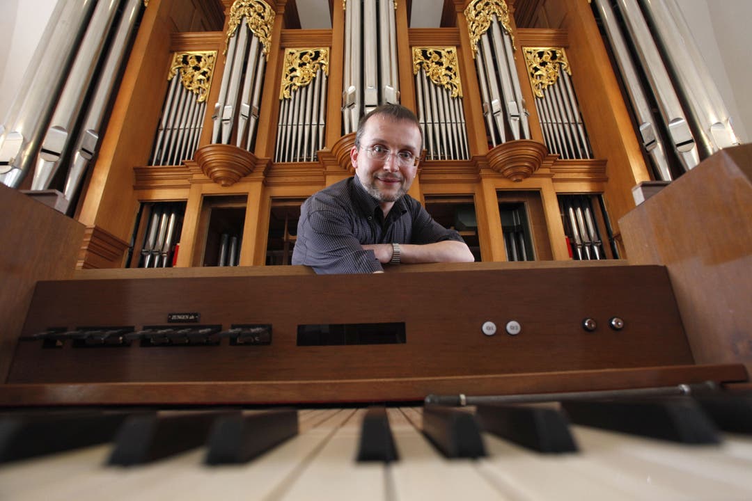 Alberto Knetchle an der frisch renovierten Orgel