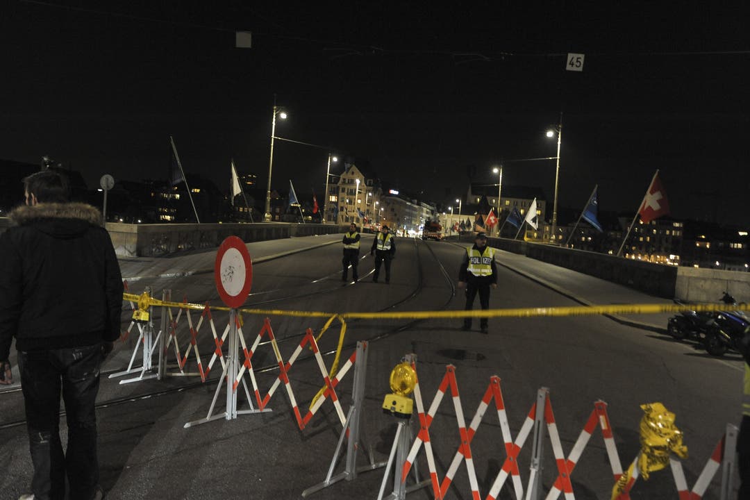 Auf der Mittleren Brücke und Schifflände ereignete sich ein schwerer Unfall. Die Brücke wurde am Abend vollständig gesperrt.
