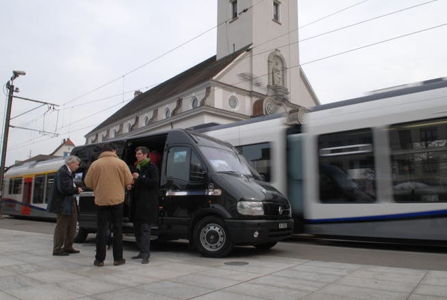 Per Kleinbus abgefahren: SP und CVP Dietikon zeigten bei einer Veranstaltung Mitte März die geplante Streckenführung der Bahn. ni