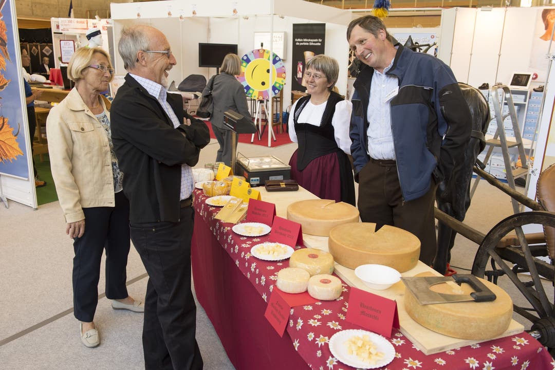  Der einheimische Käse steht in der Messehalle zum degustieren bereit - genau wie viele andere Köstlichkeiten